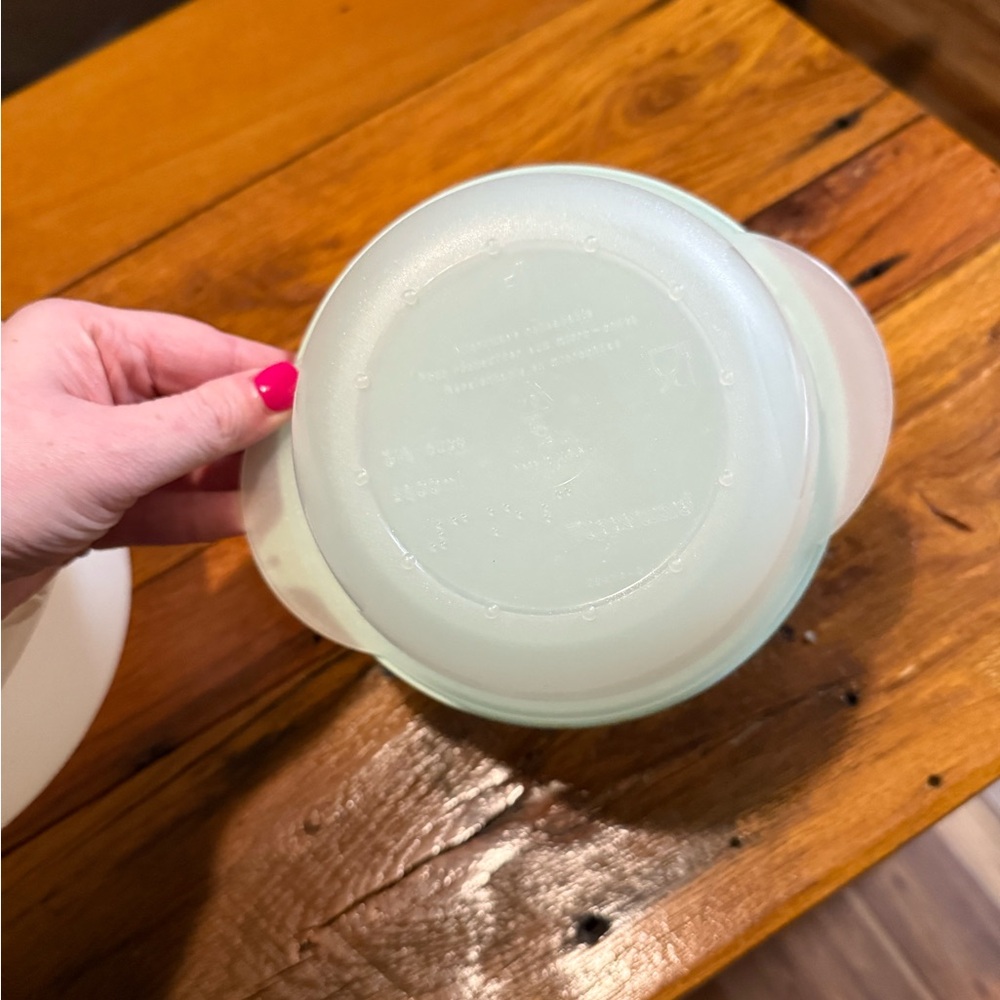 Tupperware container - Picture 2 of 3